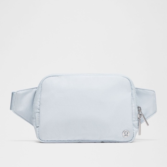 NWT Lululemon EVERYWHERE BELT BAG LARGE 2L in Starch Blue STRH - OOS online! - Picture 1 of 11